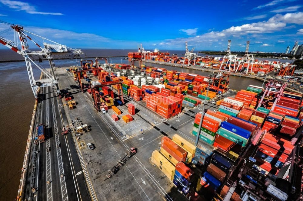 Cuatro medidas que abarataron 54% los costos en el Puerto de Buenos Aires.